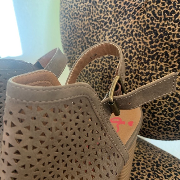 Jelly Pop Women's Laser Cut Peep Toe Low Heeled Sandals - Picture 4 of 7